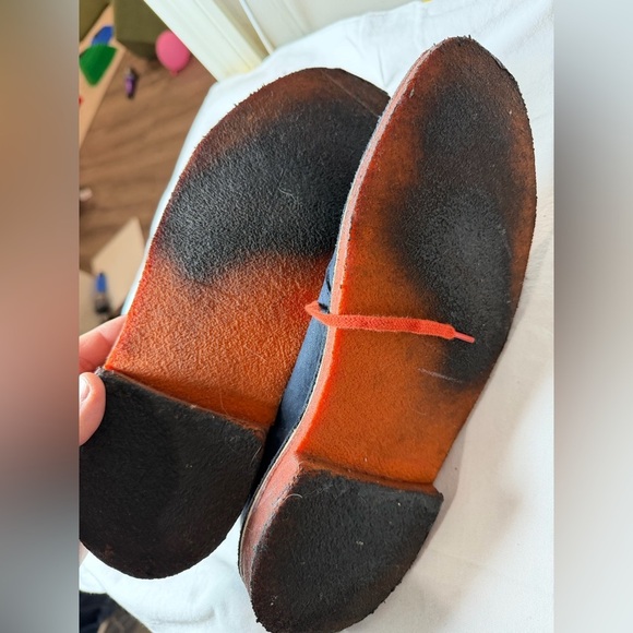 Clarks Size 10.5 Dark Blue Suede Chukka Boots with Bright Orange Laces main image 5